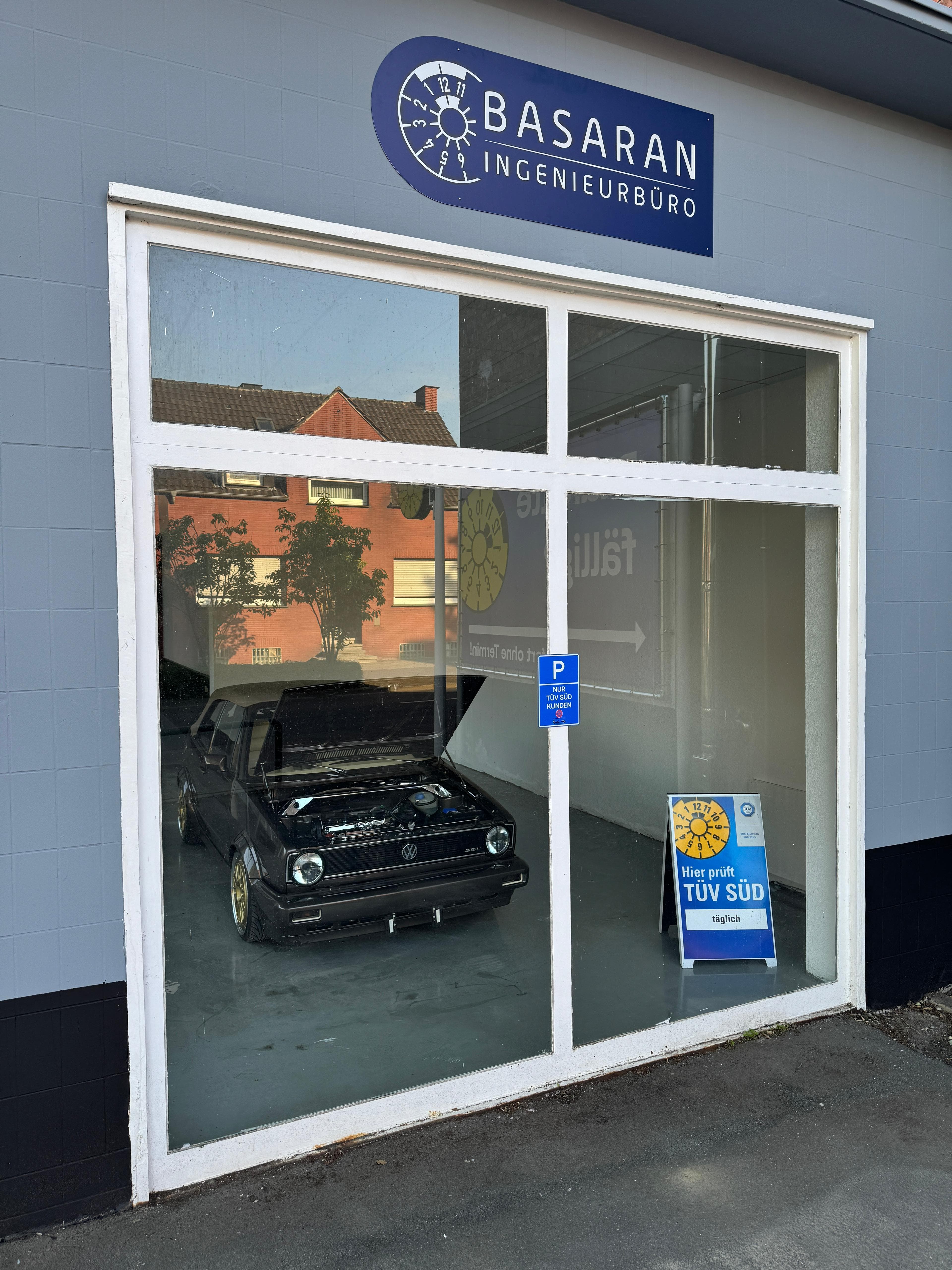 Schaufenster mit Basaran Ingenieurbüro Logo in Ahlen