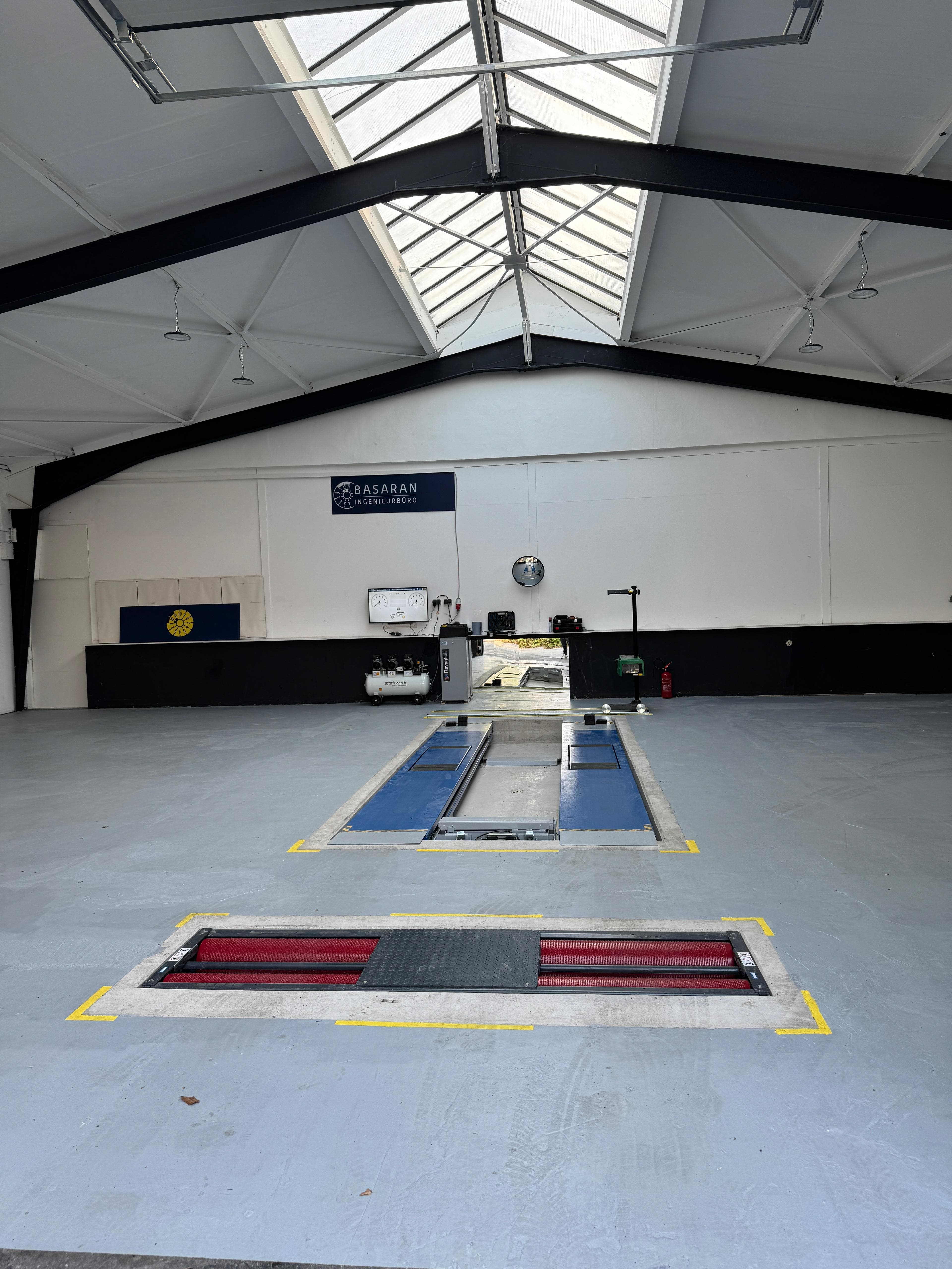 Unsere Prüfhalle in Ahlen – Bremsenprüfstand & Hebebühne