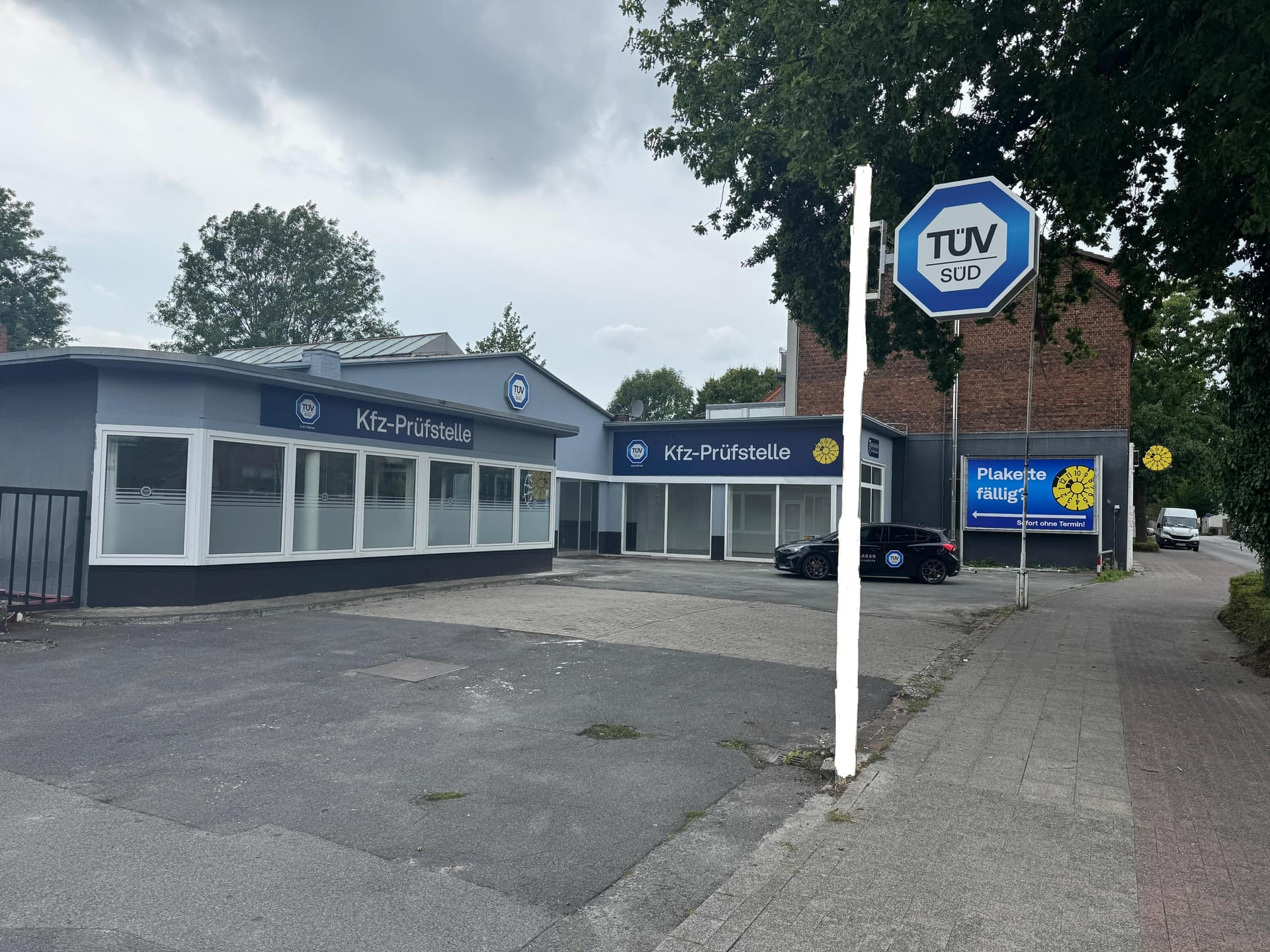 Kfz-Prüfstelle Basaran von der Straße aus: TÜV-SÜD-Pylon und Schriftzug Kfz-Prüfstelle
